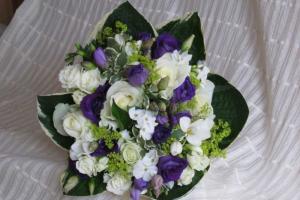 Bouquet blanc vert et violet pour la mariée