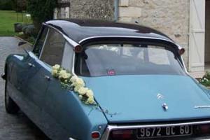 Décoration d'une Citroën DS avec des fleurs pour un mariage