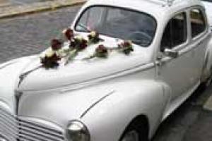 Décoration florale de voiture ancienne pour transporter la mariée