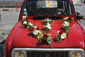 Décoration composée de fleurs pour voiture ancienne lors d'un mariage