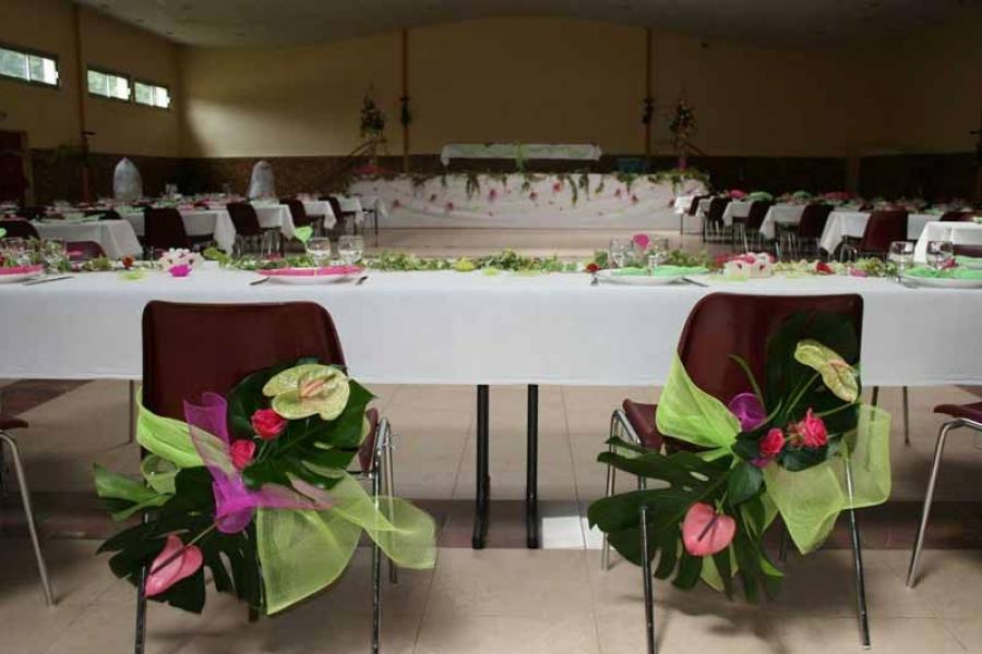 Décoration de salle et de chaises pour un mariage