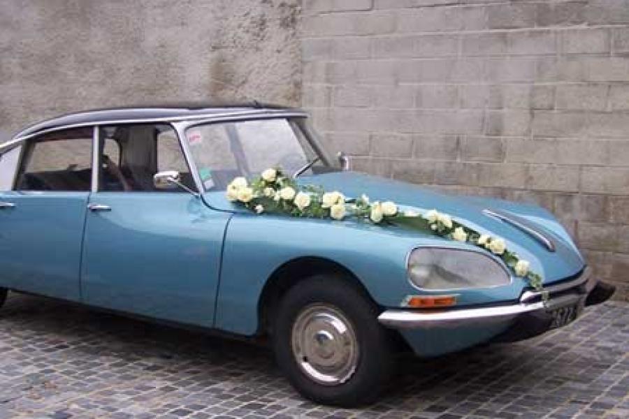 Décoration d'une Citroën DS avec des fleurs pour un mariage