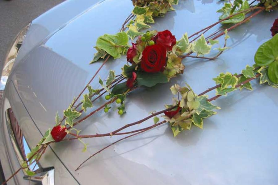 Décoration fine composée de tiges et de fleurs sur une voiture