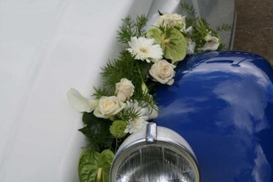 Décoration des ailes d'une 2CV avec des fleurs pour un mariage