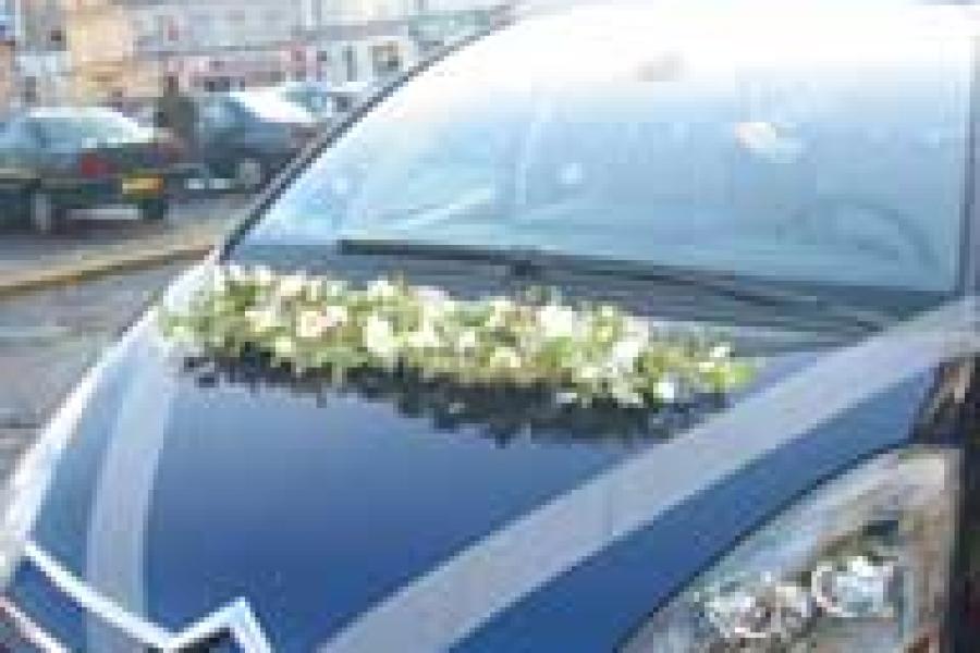 Décoration de fleurs pour la voiture