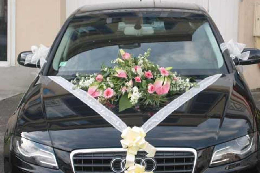 Composition de fleurs pour la voiture des mariés