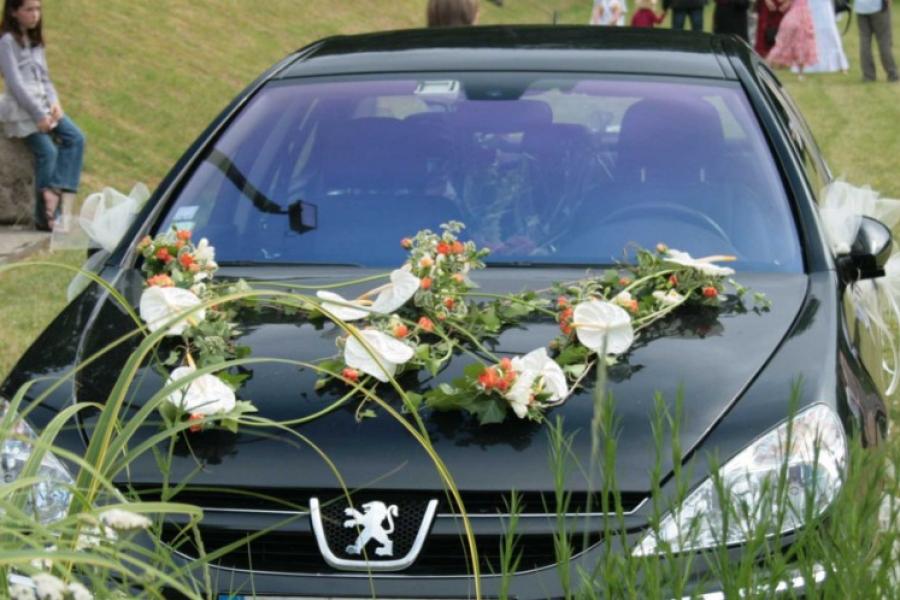 Décoration florale de voiture